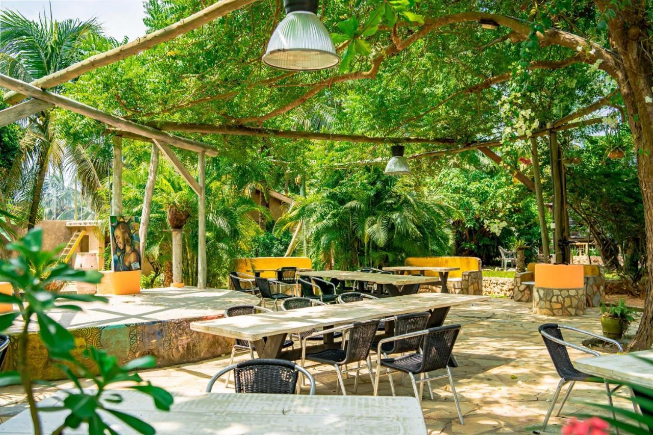 Kokrobite Gardens Restaurant And Guest House Ngoại thất bức ảnh