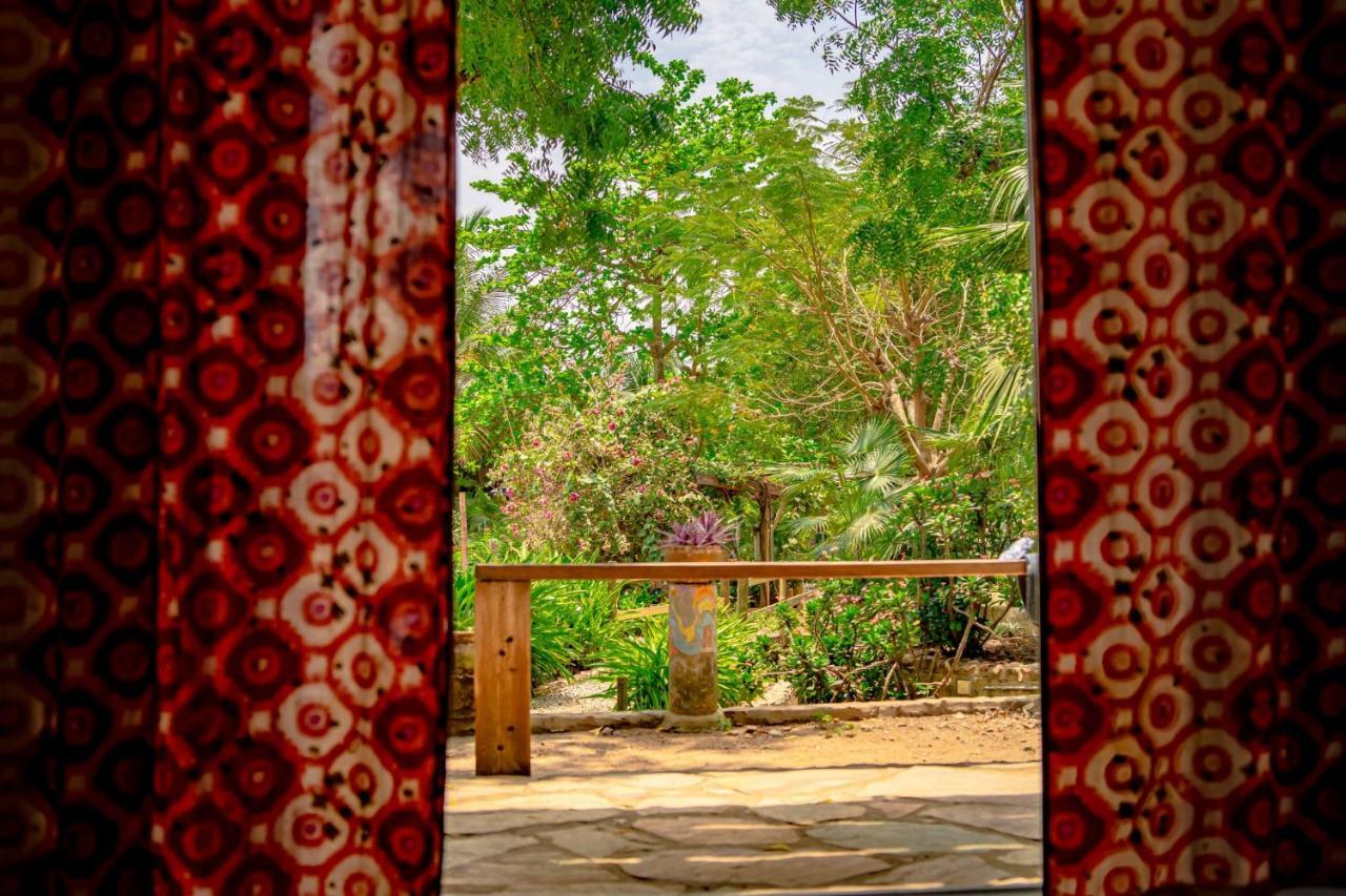 Kokrobite Gardens Restaurant And Guest House Ngoại thất bức ảnh