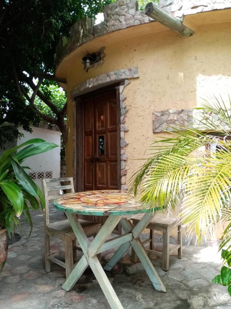 Kokrobite Gardens Restaurant And Guest House Ngoại thất bức ảnh